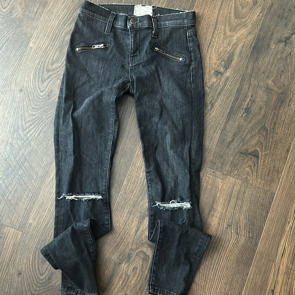 Current Elliot distressed knee skinny 24